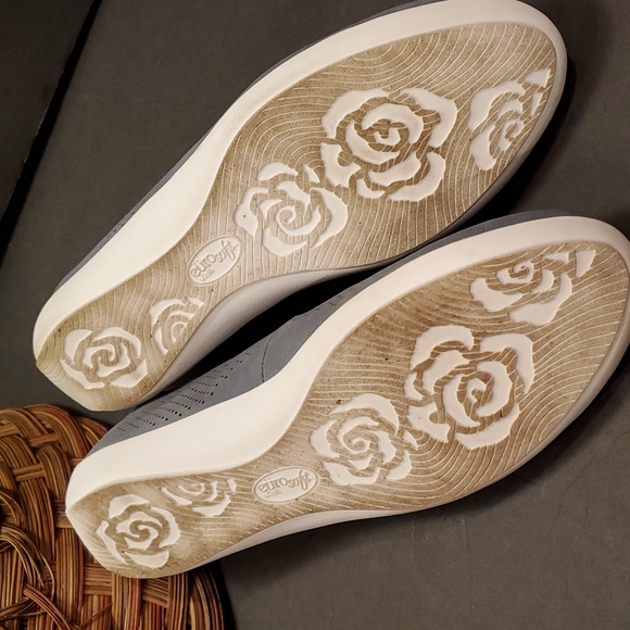 Sofft shoes, Gray. Comfortable.  Size 9.5M. Open weave on toes. - Picture 6 of 6